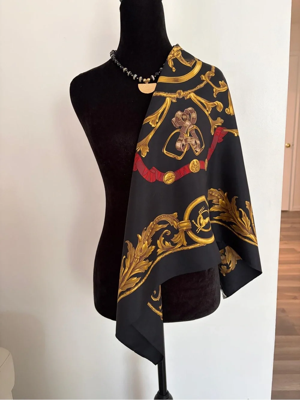 Vintage Wathne 100% Silk Scarf 34.5” Square Hand Rolled Made in Japan - Picture 3 of 8